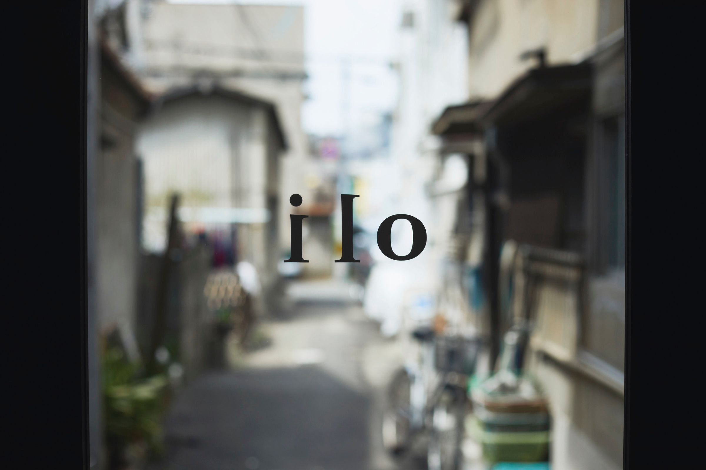 oli 扉のガラスに入ったロゴと大淀中の路地