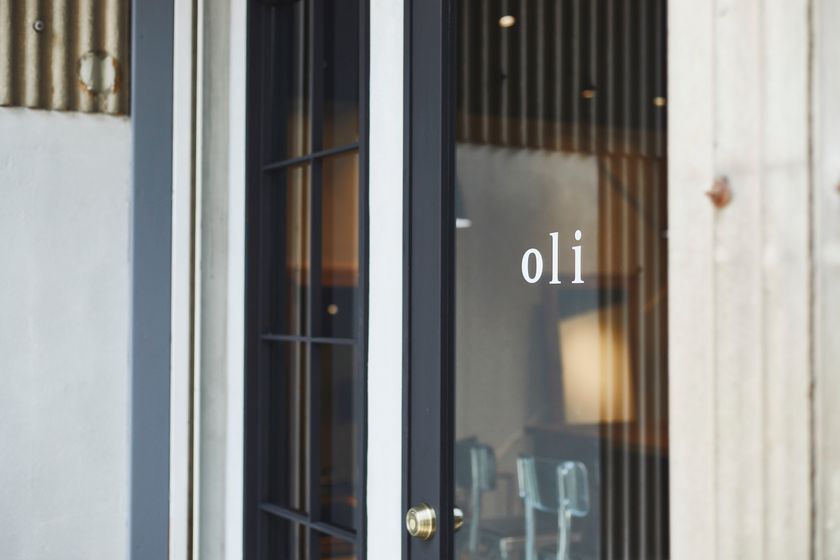 oli 扉のガラスとロゴの寄り 大阪市北区大淀中