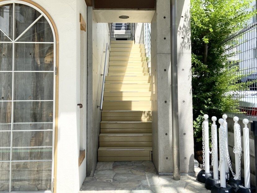 yosoyのある建物入口と階段