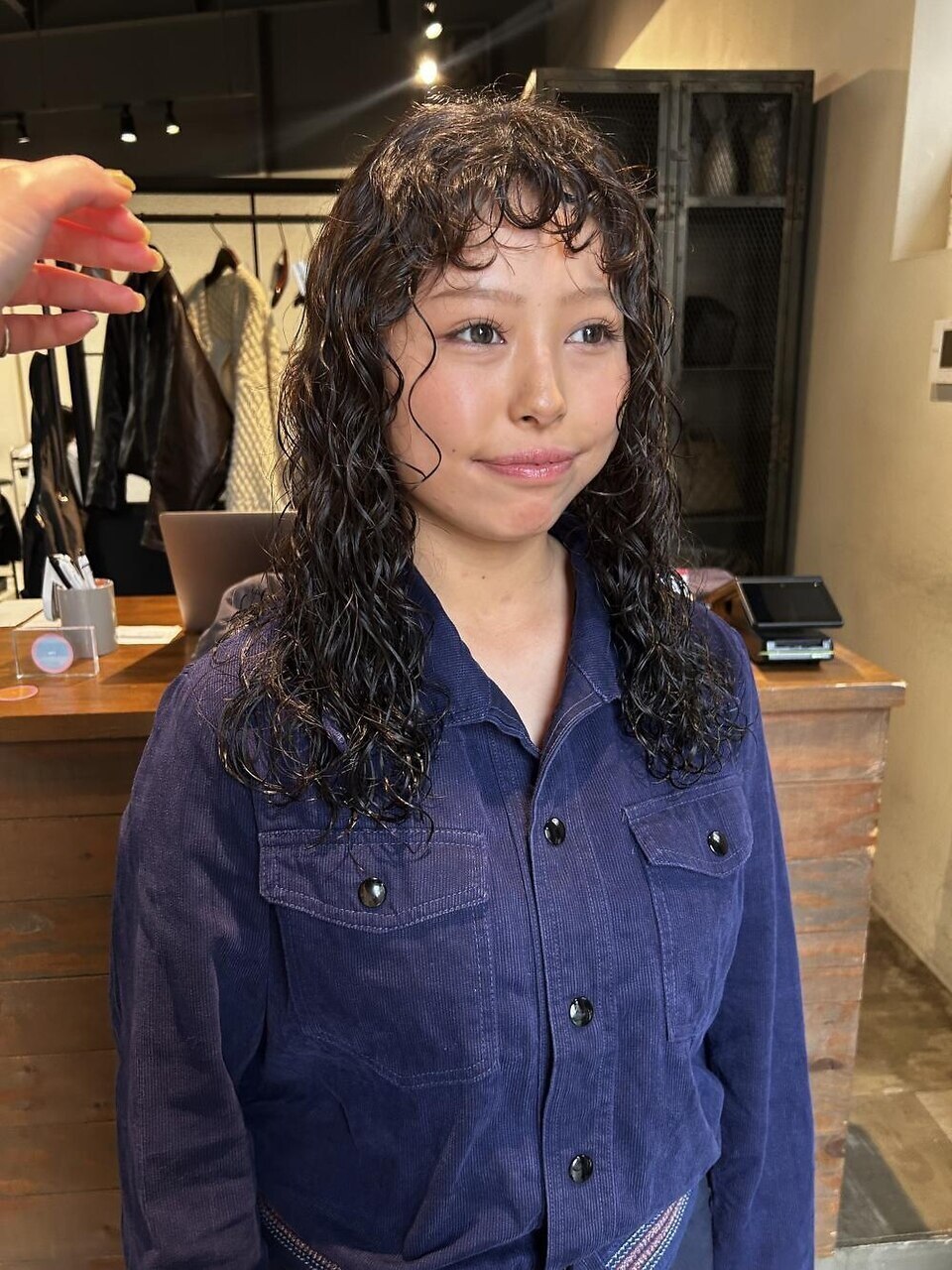 根元から細かなカールをつけたロングパーマ oli