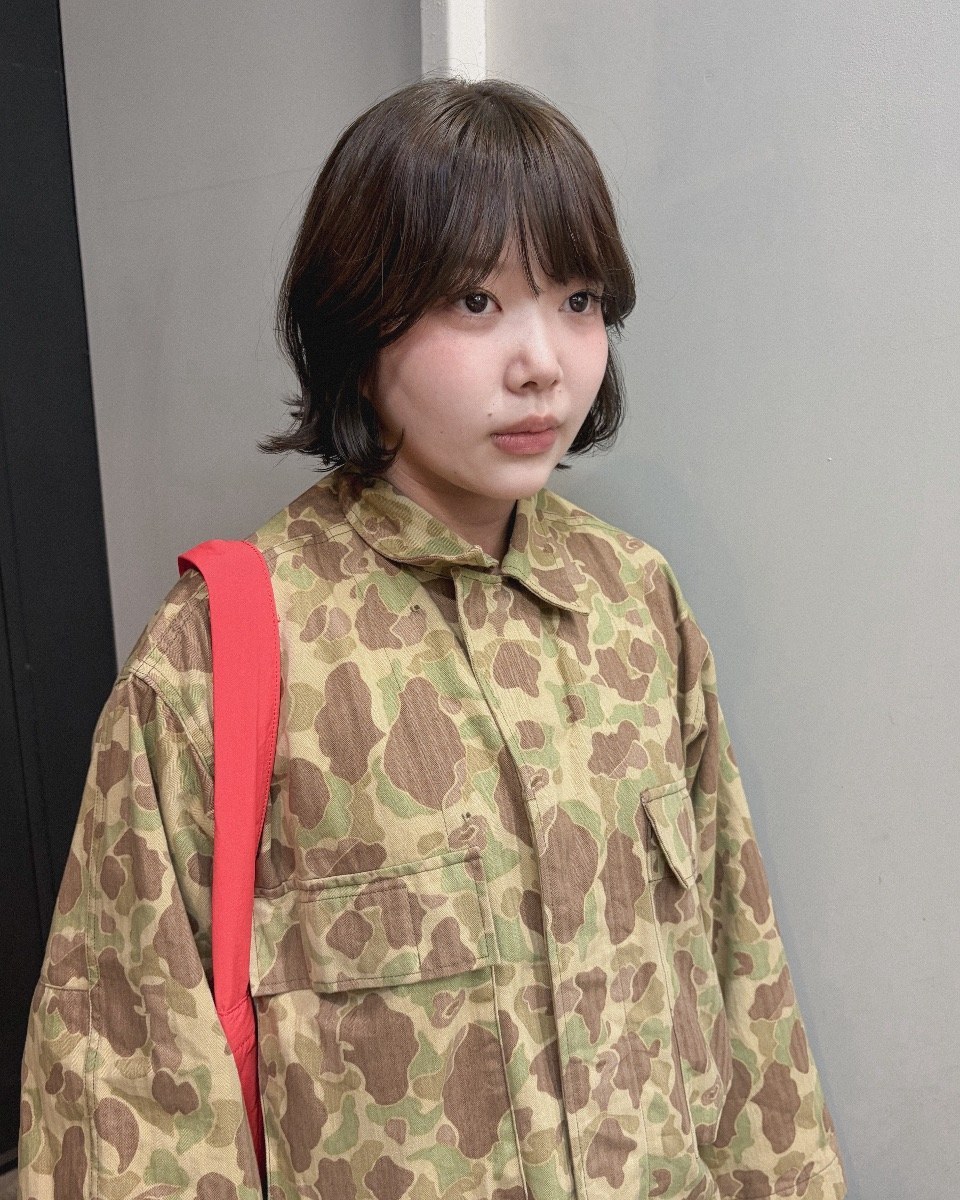 似合わせカット＋カラー（ミディアム）＋スタンダードトリートメントの施術事例です。仕上がりは毛先に動きのある無造作な黒髪ボブです。 oli