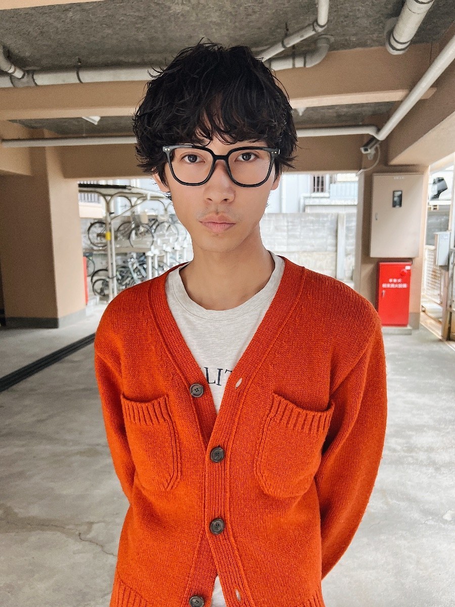 メンズカット＋ハイブリッドパーマの施術事例です。仕上がりは無造作でくせ毛風の動きあるショートです。 oli
