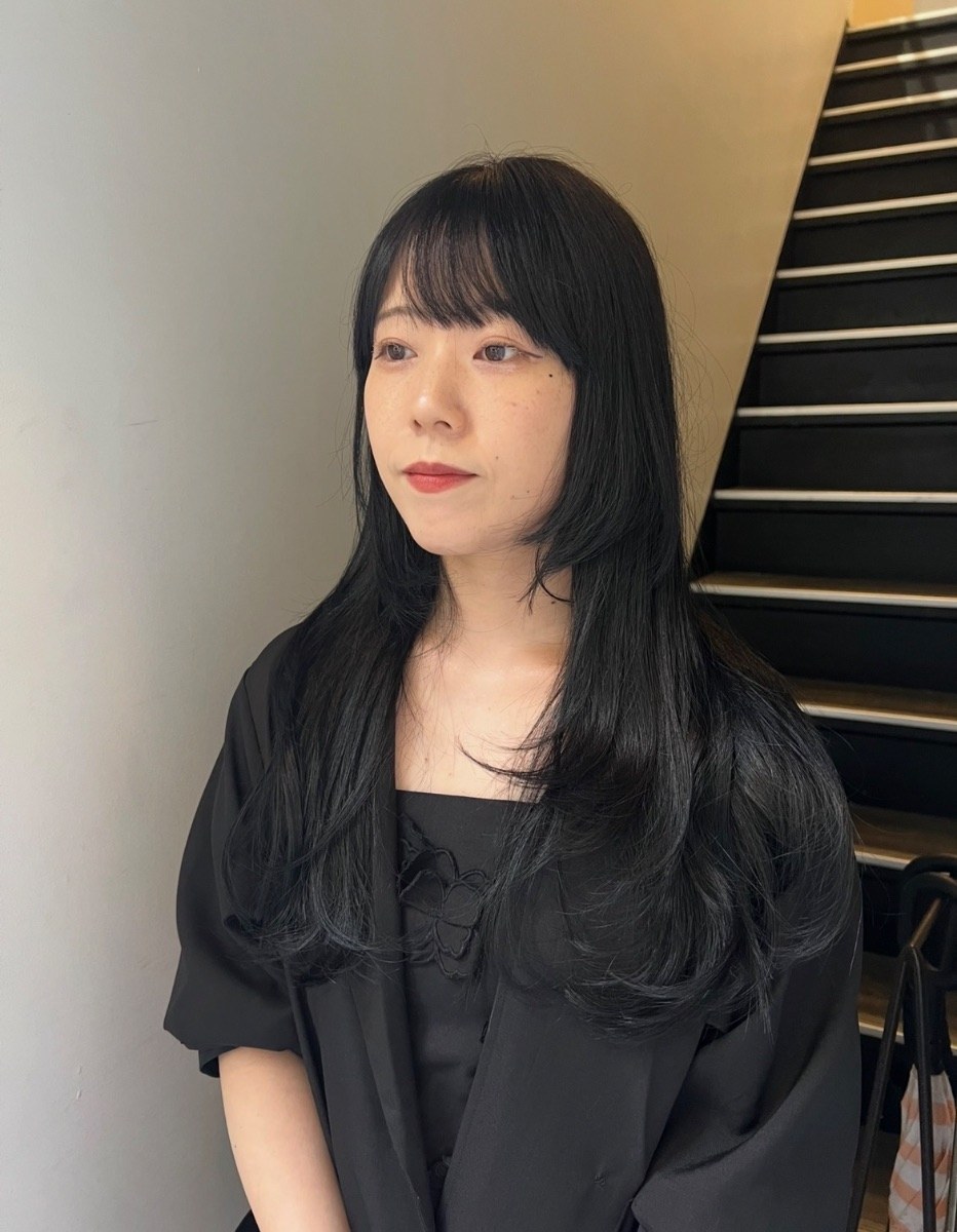 カット＋カラー（ロング）＋プレミアムトリートメントの施術事例です。仕上がりは艶やかで毛先に動きのある黒髪ロングです。 PAUSE