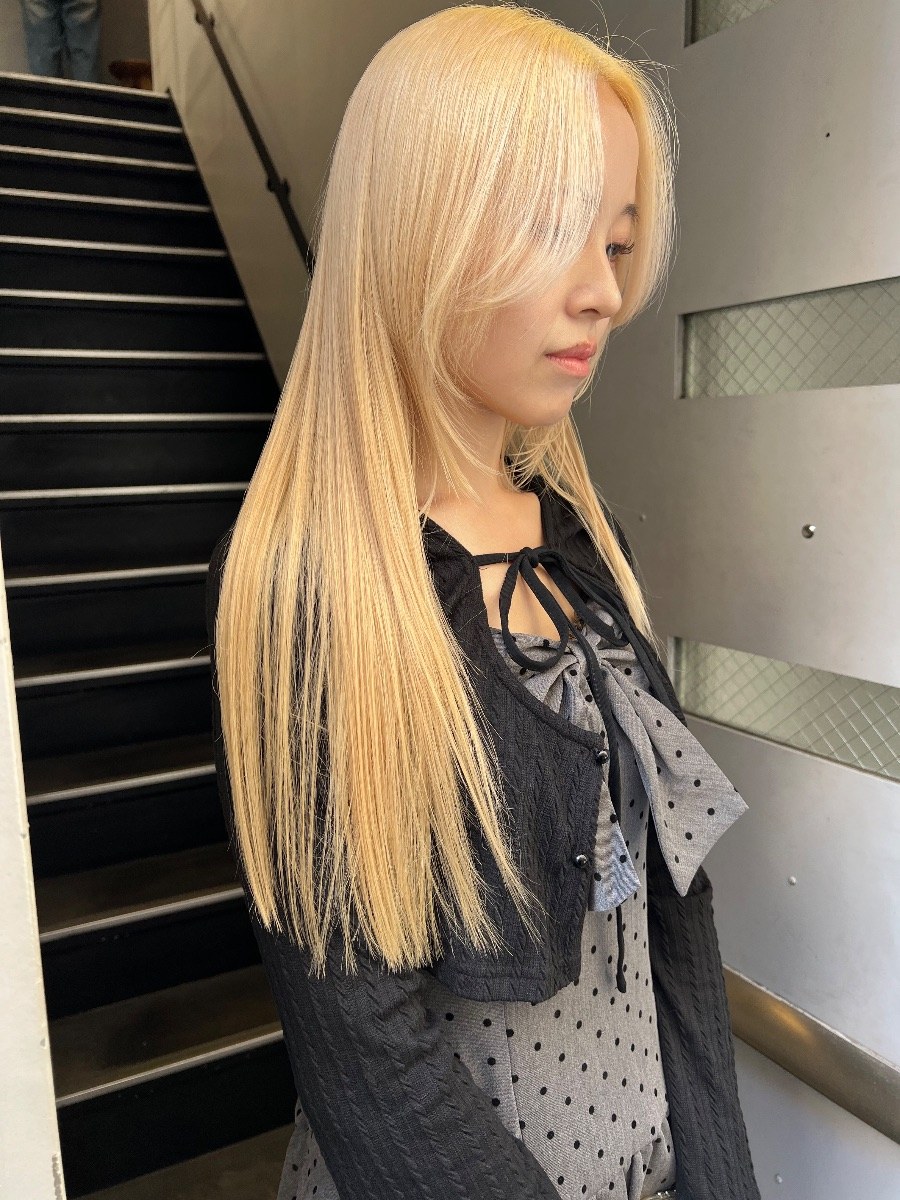 カット＋プレミアムトリートメント＋カラー（ロング）＋カラー（ロング）＋OLAPLEXの施術事例です。仕上がりは艶やかでまっすぐな質感です。 PAUSE