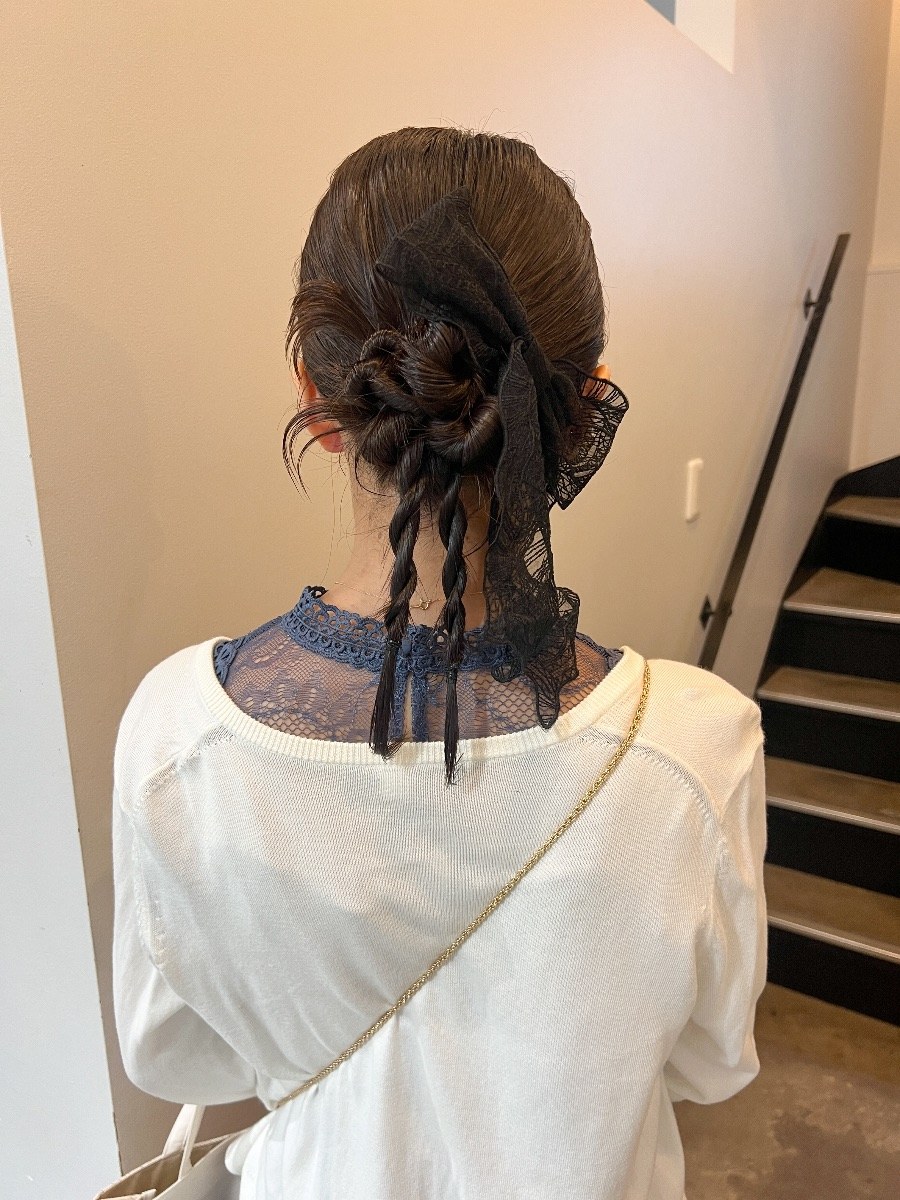 ヘアセット（指名のみ）の施術事例です。仕上がりは編み込みとお団子でまとめた上品な後れ毛アです。 PAUSE