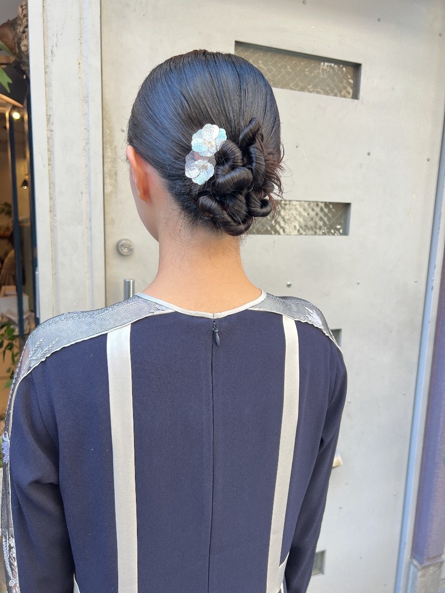 ヘアセット（指名のみ）の施術事例です。仕上がりはタイトでツヤのある上品なまとめ髪です。 PAUSE