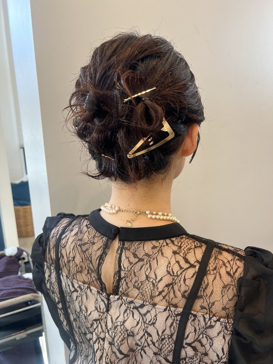 ヘアセット（指名のみ）の施術事例です。仕上がりはゆるふわにまとめたアップスタイルです。 PAUSE