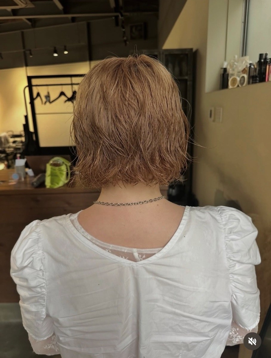 宮田カット＋ハイブリッドパーマ＋カラー（ショート）＋カラー（ショート）＋OLAPLEX＋スタンダードトリートメントの施術事例です。仕上がりは無造作で軽やかな動きのあるボブです。 PAUSE