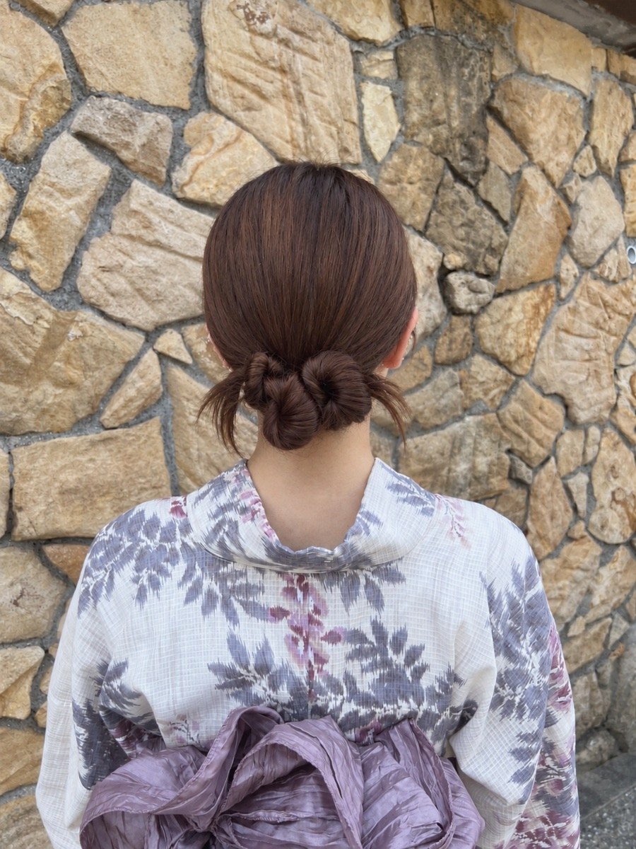 ヘアセット（指名のみ）の施術事例です。仕上がりは低めにまとめたツヤ感あるお団子ヘアです。 PAUSE