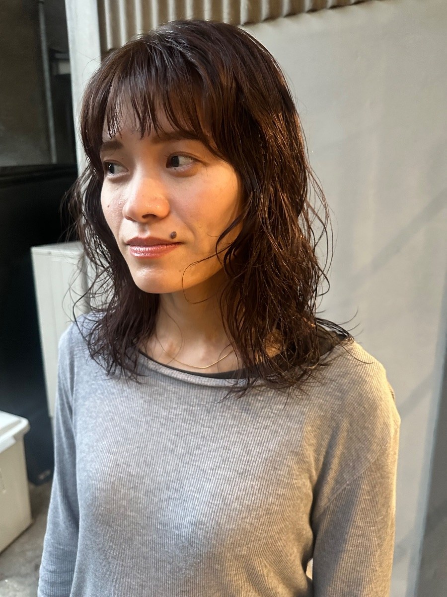 宮田カット＋ハイブリッドパーマ＋カラー（ミディアム）＋スタンダードトリートメントの施術事例です。仕上がりは無造作でくしゅっとした束感ウェーブです。 PAUSE