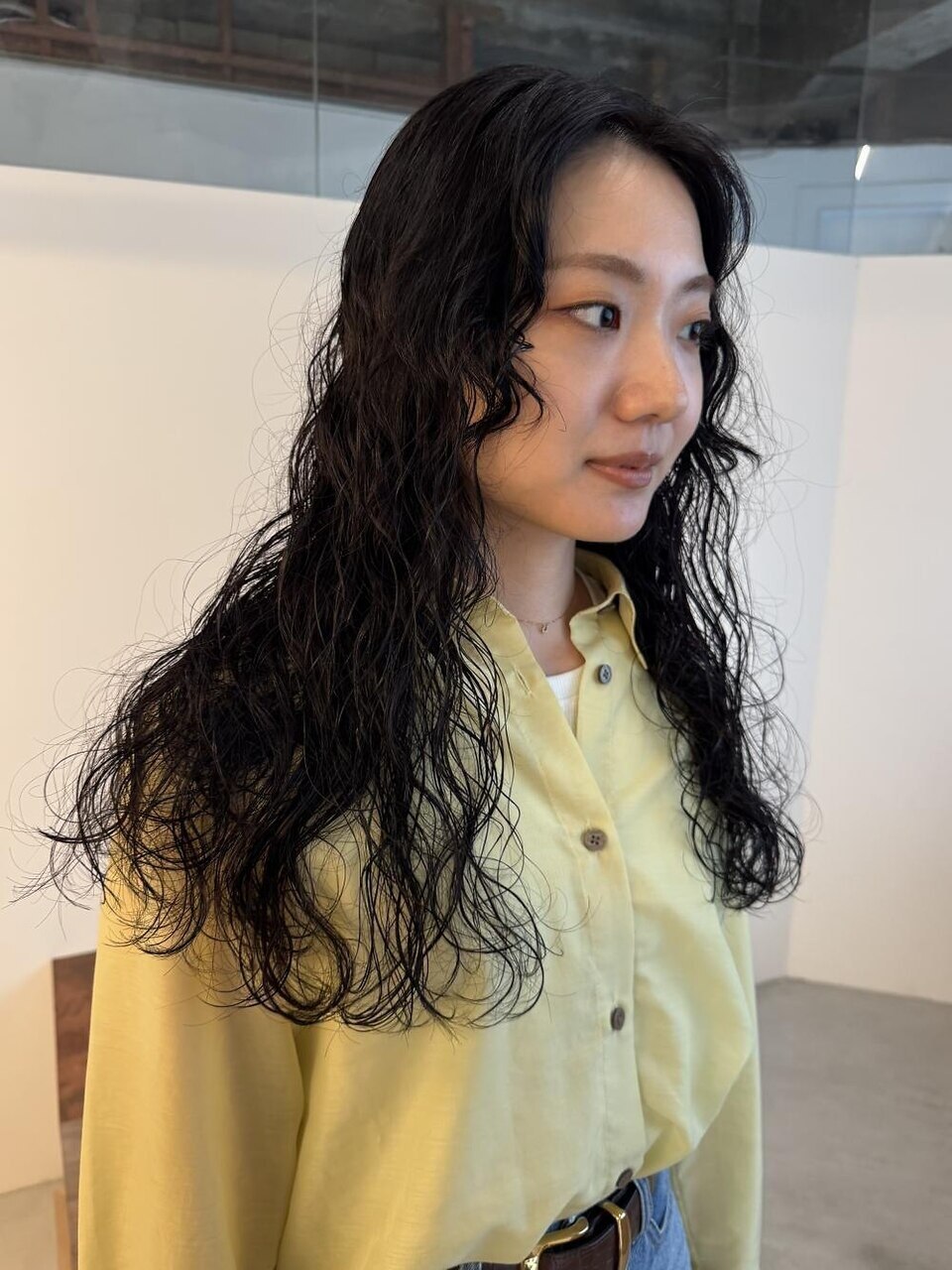 レイヤーと細かなカールで軽さを出したロングパーマ the hinc