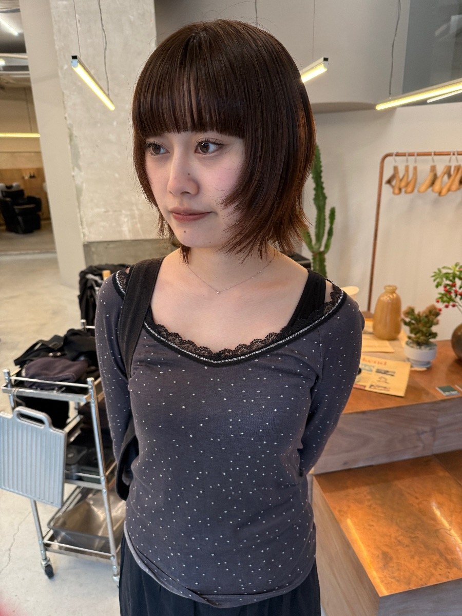 カットの施術事例です。仕上がりは艶やかでまっすぐな質感のボブです。 the hinc