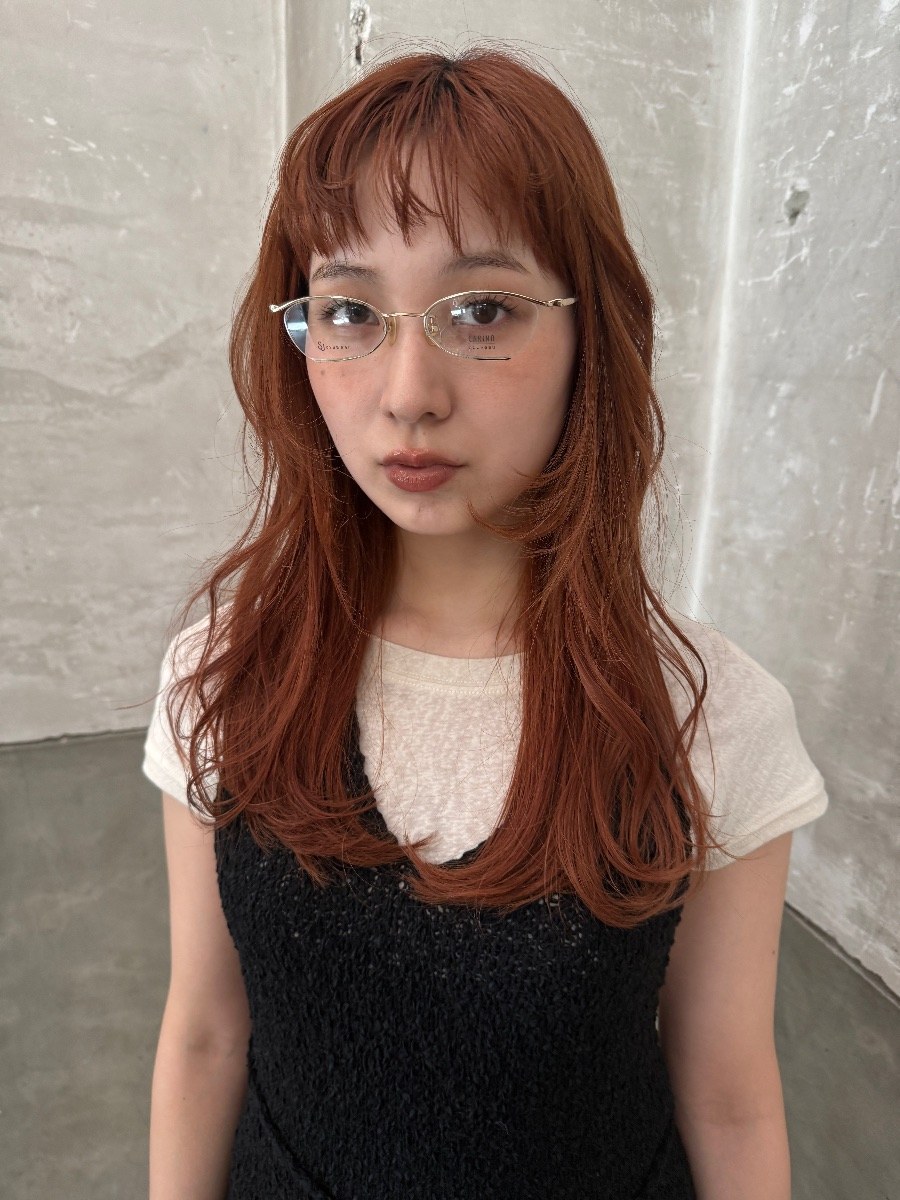 カット＋カラー（ロング）＋カラー（ロング）＋OLAPLEX＋スタンダードトリートメントの施術事例です。仕上がりはゆるやかな毛先の動きが軽やかな印象です。 the hinc